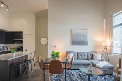 Cozy 2BD - Central DT - Gym, Pool, Parking - Sleep 8 thumb 2
