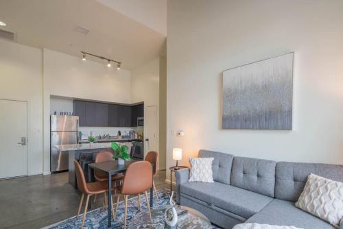 Cozy 2BD - Central DT - Gym, Pool, Parking - Sleep 8 thumb 3