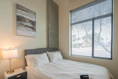 Cozy 2BD - Central DT - Gym, Pool, Parking - Sleep 8 thumb 4