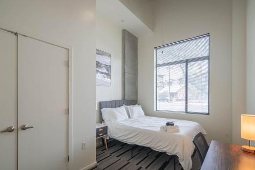 Cozy 2BD - Central DT - Gym, Pool, Parking - Sleep 8 detail