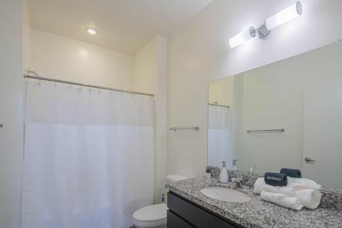 Cozy 2BD - Central DT - Gym, Pool, Parking - Sleep 8 detail