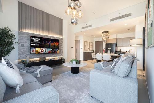 12min-walk Burj Khalifa & Dubai Mall - 2BR 10 Guests, Dubai (photo 3)