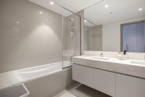 12min-walk Burj Khalifa & Dubai Mall - 2BR 10 Guests, Dubai (photo 6)