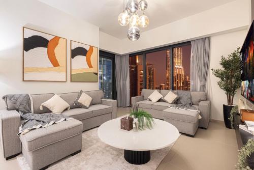12min-walk Burj Khalifa & Dubai Mall - 2BR 10 Guests, Dubai (photo 7)
