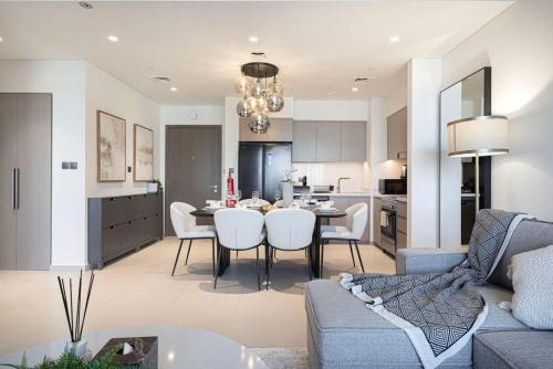 12min-walk Burj Khalifa & Dubai Mall - 2BR 10 Guests, Dubai (photo 8)