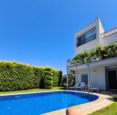 Bodrum sea view flower villa in كيونبابا