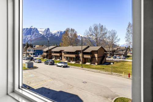 Cozy Hideaway with MTN Views Near DT Canmore and Banff in キャンモア（AB）