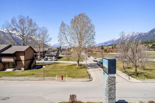 Cozy Hideaway with MTN Views Near DT Canmore and Banff in キャンモア（AB）