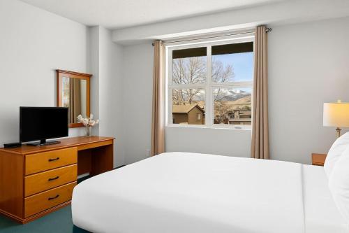 Cozy Hideaway with MTN Views Near DT Canmore and Banff in キャンモア（AB）
