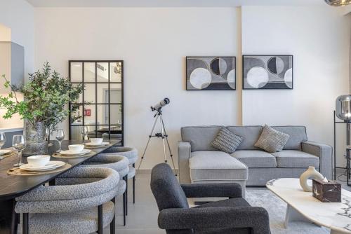 Burj Khalifa View and Dubai Mall Walk - 4BR 14 Guests, Dubai (photo 9)