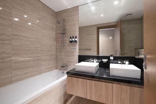 Deluxe 2BR Canal View City Infinity Pool, Dubai (Foto 9)