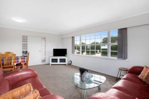 Sunlit Glow Spacious 5BR Home on Ladies Mile, Auckland