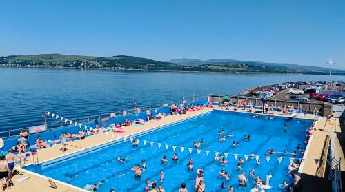 THE RESTING LION - Gourock Town Center Holiday Home Apartment in โกร็อค