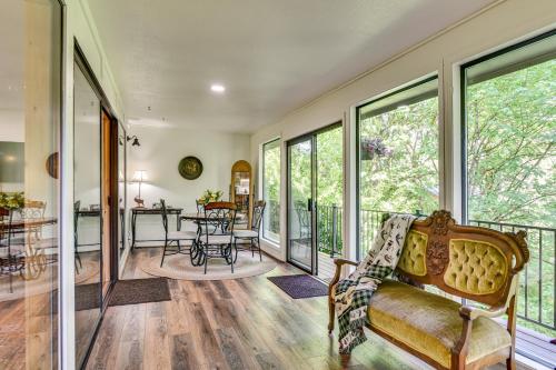 Riverfront Woodland Cabin: Wooded & Forested Views in Vudlenda (WA)