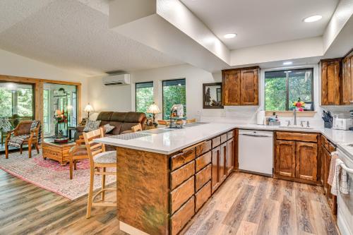 Riverfront Woodland Cabin: Wooded & Forested Views in Vudlenda (WA)