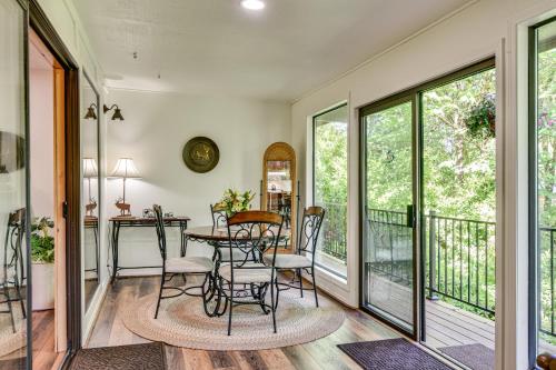 Riverfront Woodland Cabin: Wooded & Forested Views in Vudlenda (WA)