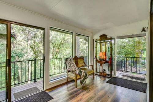Riverfront Woodland Cabin: Wooded & Forested Views in Vudlenda (WA)