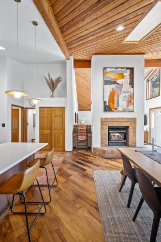 Kitchen, Nestled Inn Vacation Home Rental Evergreen - Trails, Views, Hot Tub, Skiing! in Evergreen (CO)