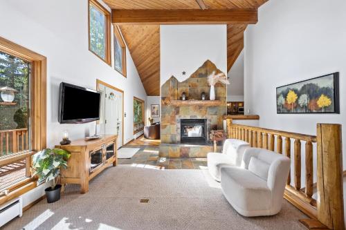 Nestled Inn Vacation Home Rental Evergreen - Trails, Views, Hot Tub, Skiing! in Evergreen (CO)