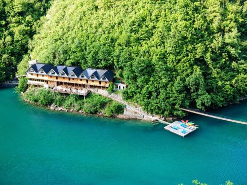 Фасада на хотела, Riverside Komani Lake in Nderlysaj