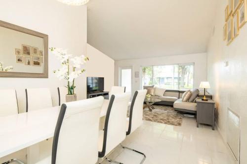 Waterfront 2-Story Villa with Heated Pool in Pembroke Pines, USA