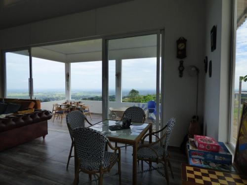 Canario Acogedora Cabaña con Jacuzzi (Canario Acogedora Cabana con Jacuzzi) in Acacias