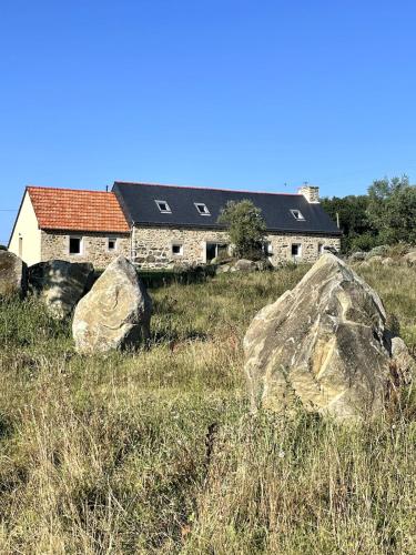 Longere avec Menhirs et Moutons Ouessant gîte à louer Brélidy