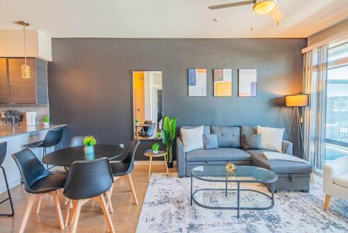 Fancy 1BD - DT PHX - Parkin, Gym, Pool - Sleeps 6 - Tap to explore photos