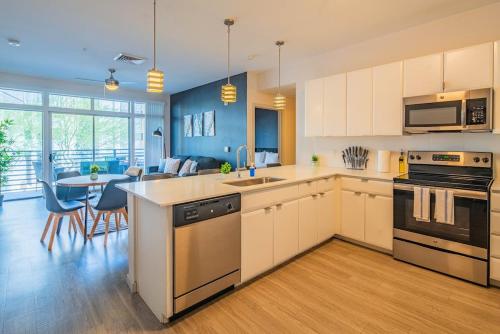 Spacious 2BD DT - Balcony, Gym, W-D, Parking - Sleeps 8 thumb 3