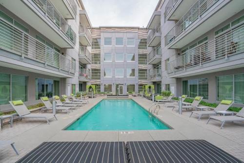 Spacious 2BD DT - Balcony, Gym, W-D, Parking - Sleeps 8 thumb 4