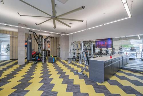 Spacious 2BD DT - Balcony, Gym, W-D, Parking - Sleeps 8 detail