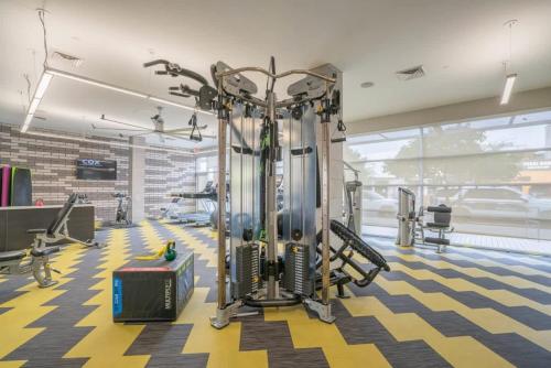Spacious 2BD DT - Balcony, Gym, W-D, Parking - Sleeps 8 detail