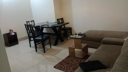 Secured, Comfy 2-Bedroom Apt in B Block, Banasree, Dhaka (foto 8)