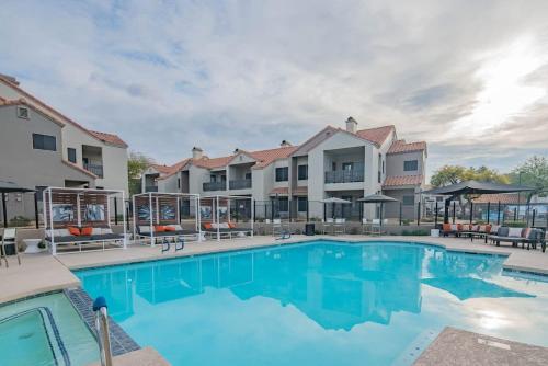 Cozy KingBed Golf Pickleball Pool Hot Tub Parkng detail