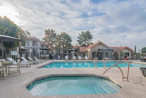 Luxe Golf Pickleball Pool Hot Tub King Bed Parking detail