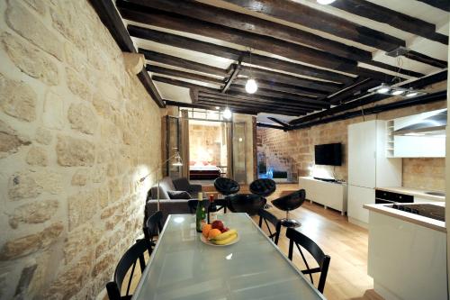 Unique loft apartment in Le Marais - image 11