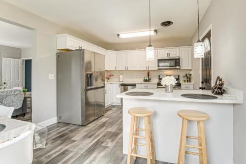 4 Mi to Universities Quaint Parkville Apartment! in 帕克維爾