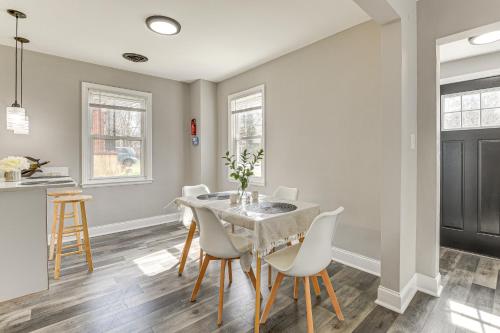 4 Mi to Universities Quaint Parkville Apartment! in 帕克維爾