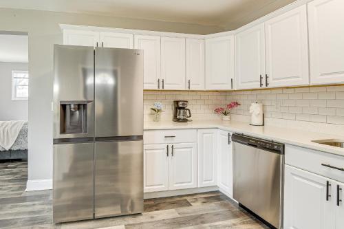 4 Mi to Universities Quaint Parkville Apartment! in 帕克維爾