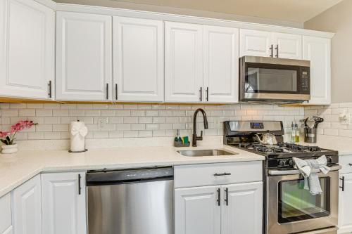 4 Mi to Universities Quaint Parkville Apartment! in 帕克維爾