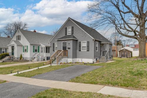 4 Mi to Universities Quaint Parkville Apartment! in 帕克維爾