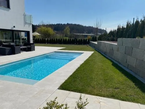 Privates Gästezimmer mit eigenem Bad & Küche im UG in Jeuss, Schweiz
