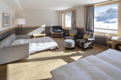 1 queen bed, 2 sofa beds