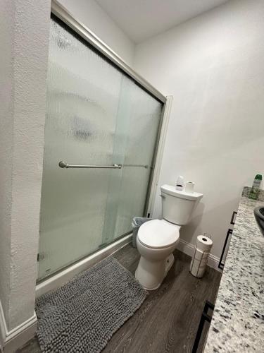 #1 - 5BR 1BA - Unit A - Private Entire Home - WiFi, Midland (foto 8)