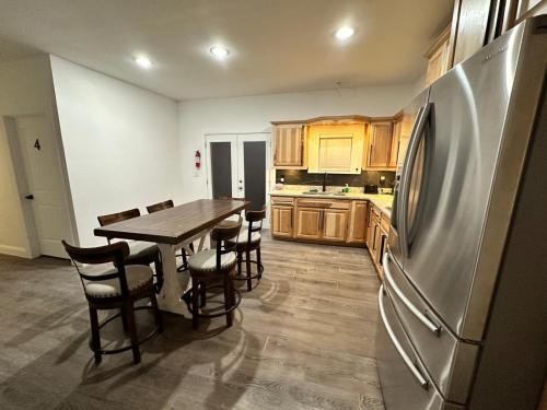 #1 - 5BR 1BA - Unit A - Private Entire Home - WiFi, Midland (foto 6)