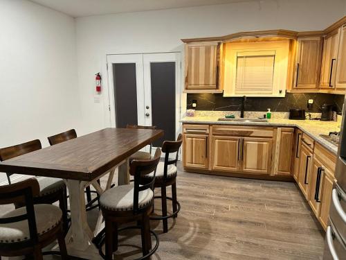 #1 - 5BR 1BA - Unit A - Private Entire Home - WiFi, Midland (foto 5)