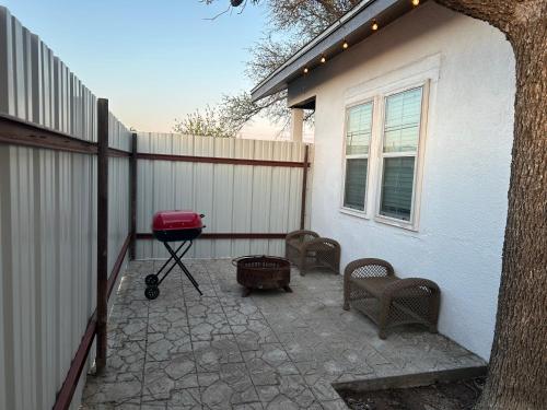 #1 - 5BR 1BA - Unit A - Private Entire Home - WiFi, Midland (foto 3)