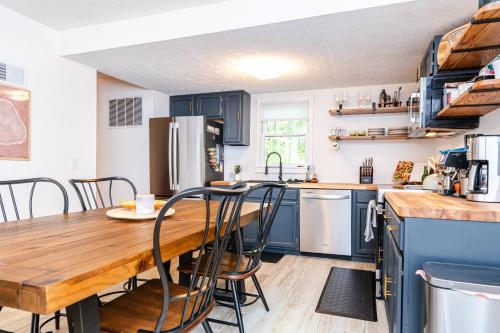 Kitchen, Redbird Haven in Berkeley Springs (WV)