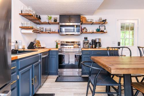 Kitchen, Redbird Haven in Berkeley Springs (WV)