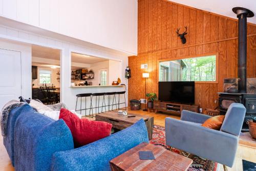 Shared lounge/TV area, Redbird Haven in Berkeley Springs (WV)